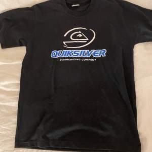 T-shirt från quicksilver i bra kvalitet. Är S och använder den för en baggy-fit men passar upp till en manlig L.