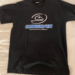 Skate t-shirt  - T-shirt från quicksilver i bra kvalitet. Är S och använder den för en baggy-fit men passar upp till en manlig L.