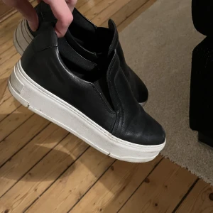 Sneakers hög sula - Otroligt snygga sneakers från Vagabond i modellen Judy🫶🏼🤍 inte speciellt mycket använda, ska självklart göra rent sulan innan jag säljer de! nypriset på dessa ligger runt 1000 lappen!