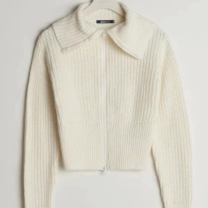 Stickad med kjedja - En jätte fin knappt använd stickad från Gina tricot. Använd endast en gång. 