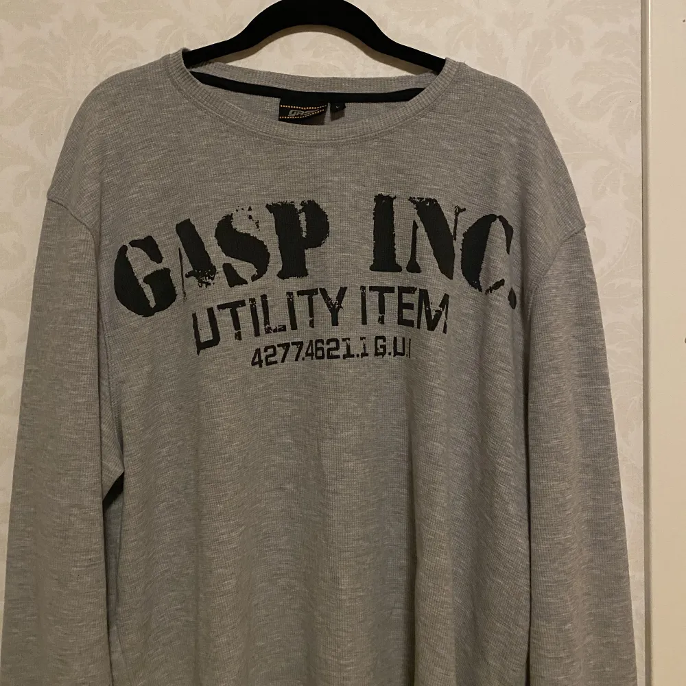 Säljer min gråa Gasp sweatshirt. Den är köpt för 849kr. Fler bilder eller frågor? Bara att skriva!. Hoodies.