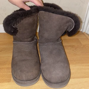 Uggs - Säljer dessa fina uggs som är för små för mig och som kommit till användning endast två gånger. Verkligen super fräscha och fina👌🏼👌🏼 (pris kan diskuteras)