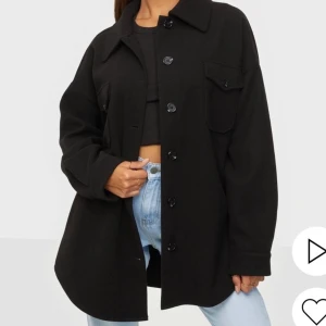 Svart kappa  - Säljer denna svarta kappa ifrån Nelly då den inte kommer till användning längre. Sparsamt använd och ser ut som ny. Fin till både häst och vinter, då man kan ha en tjockare tröja under och halsduk till!😍