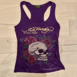 EDHARDY LINNE - unik, med rihnestones, aldrig använde av mig! Osäker om jag vill sälja men har inte användt :(