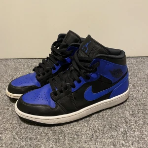 Jordan 1 hyper royale - Nästan oanvända, använda ca 20 gånger. Nypris är 3000kr på merch sweden. Storlek 42,5 EU. Skicka DM om ni vill ha mer bilder. Priset kan diskuteras. Köpta på merch.