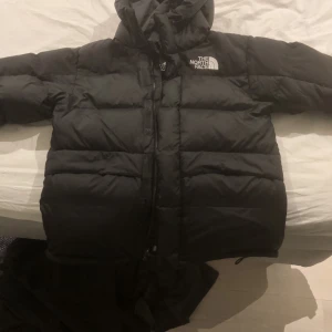The north face jacka - Storlek S. Jätte fin jacka till vintern. Nästan helt nu, använd fåtal gånger!