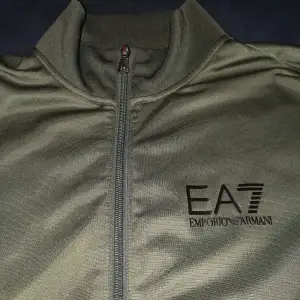 Tja. Säljer en riktigt fet EA7 tröja med zip. Den är köpt från JDsports tillsammans med byxor för 1699kr. Säljer tröjan för 399kr. Storlek M. Kan fraktas eller mötas upp.  Skick 9/10