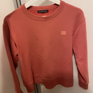 Acne tröja  - Mysig sweatshirt från Acne. Fint skick men välanvänd. Färgen är rosa/ Peach. Strl xxs men stor i storleken, sitter perfekt på mig som vanligtvis har S och är 163. Nypris ca 2000kr