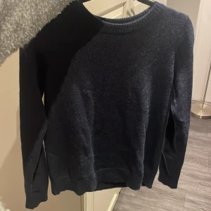 Stickad tröja - Populär Marinblå Stickad tröja från salt