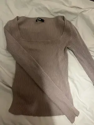 Fin ribbstickad tröja från Bikbok i st xs/s