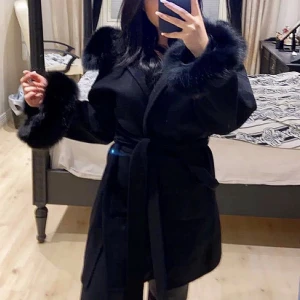 Kappa med armpuffar - Köpte kappan hos bello.glam på instagram. Jättefin skick, använt 4-5 gånger. Inget att anmärka. (Nypris 3150kr). Frakt ingår i priset