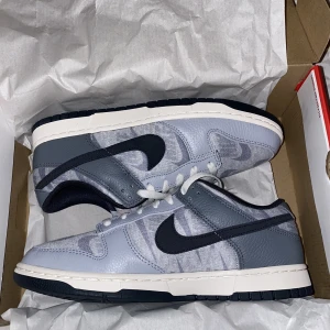 Nike dunk low Copy Paste - EUR 43 , US 9.5 DS (Helt nya) Kvitto finns.  Fraktas eller hämtas vid Huddinge.