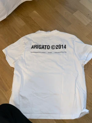 T-Shirt - Storlek S för kvinna.  Modellen är mer kort än en vanlig T-shirt.   Kan skicka flera bilder om det behövs. 