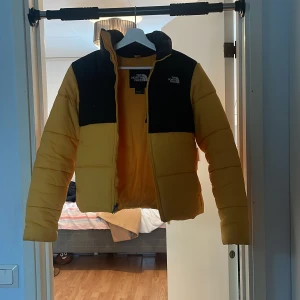 The North face jacka storlek S - Jackan köptes in för cirka 2år sen och har används flitigt trots det är den i bra skick. Ena fickan krånglar lite men annars funkar den finemang och är otroligt varm. 