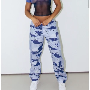 TRAPSTAR BYXOR - Trapstar byxor i tjej modell HELT NYA i strl S men kännes mer som en M. Säljs för dom va lite stora. Passar mig som är ca 170. KÖPTA FÖR 1,5 k men säljer för 1000🖤