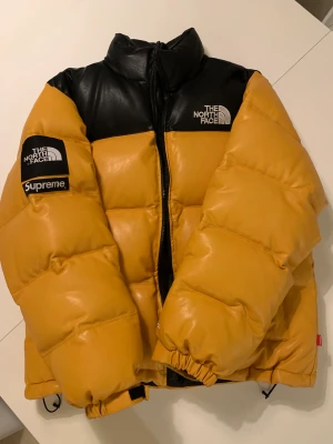 North face x supreme leather down - Extremt bra kopia av supreme north face läder dunjacka. Väldigt väldigt varm och skön. Identisk med OG Storlek XL sitter som L Hade den förra vintern lite men annars nästan som ny. Jag är 180cm och väger 69kg och den sitter bra på mig. 