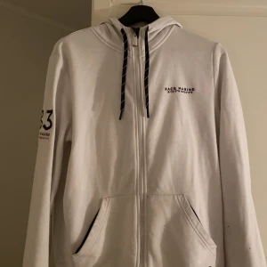 Race marine zip up hoddie - En vit race marine zip up hoddie som inte kommer till användning. Bra skick👍 Kan även skicka hoddien 