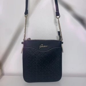 Guess Axelväska - Äkta Guess axelväska, aldrig använd.  Nypris 999kr 