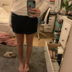 Wrangler mini jeanskjol - Säljer denna så snygga wrangler jeanskjol som jag sytt om. 