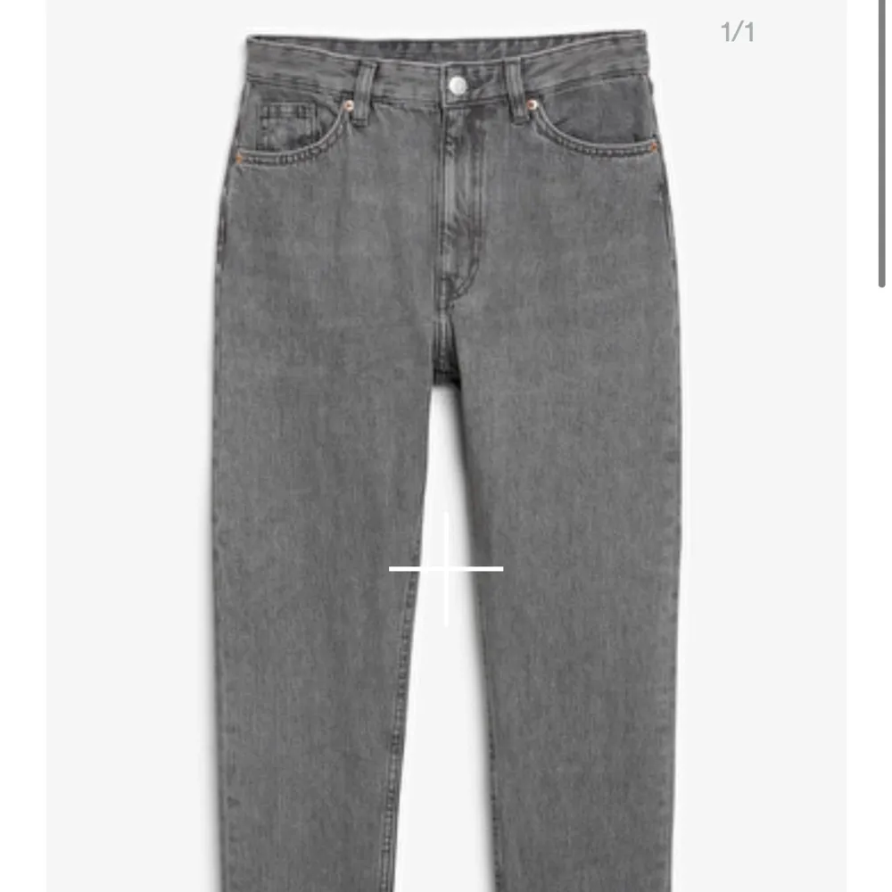 Säljer snygga lådliknande jeans från MONKI. Bra skick, knappt använda. . Jeans & Byxor.
