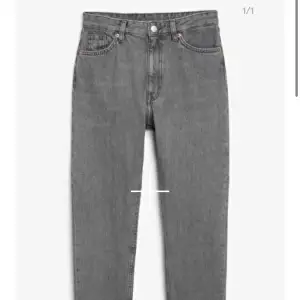 Säljer snygga lådliknande jeans från MONKI. Bra skick, knappt använda. 