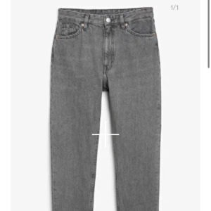 Low waisted jeans MONKI - Säljer snygga lådliknande jeans från MONKI. Bra skick, knappt använda. 