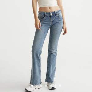 Slutsålda Blåa low waist bootcut jeans från HM. 38 men liten i storleken så sitter som en 36/34. Använd kanske 3 gånger så nyskick!
