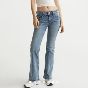 Low waist bootcut jeans - Slutsålda Blåa low waist bootcut jeans från HM. 38 men liten i storleken så sitter som en 36/34. Använd kanske 3 gånger så nyskick!