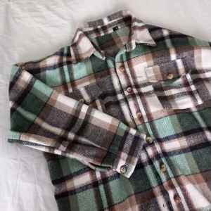 Oanvänd oversize kappa - Storlek XL, oversize men passar mig som vanligtvis har strl. s/m, lagom längd på ärmarna, helt ny, inköpt för 600