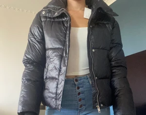 Höst/vårjacka från nellytrend  - 🌸Svart höst/vårjacka från nellytrend, storlek 34. Säljes för 200 exklusive frakt, aldrig använd 🌸