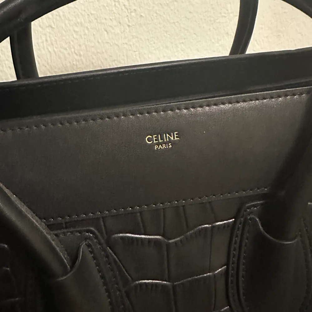 Hej,   Säljer denna AAA-kopia i äkta läder. Märket är Céline och modellen Luggage Handbag. Nyskick då den inte använts! Större modellen på denna.   Hör av dej för fler bilder 😊. Väskor.