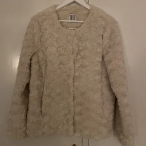 Päls jacka - Vit pälsjacka från Saint Torpez, endast använd fåtal gånger men som i ny skick! 