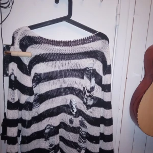 Ripped tröja - En ripped tröja i mycket gott skick endast provad