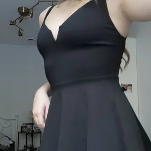 Preppy svart klänning - Super bekväm svart klänning. Den har en preppy passform och är gjord i rätt tjockt material. 