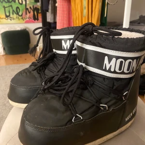 Moonboots  - Skit snygga moonboots som endast har används ett tiotalgånger, köptes förra vintern! 