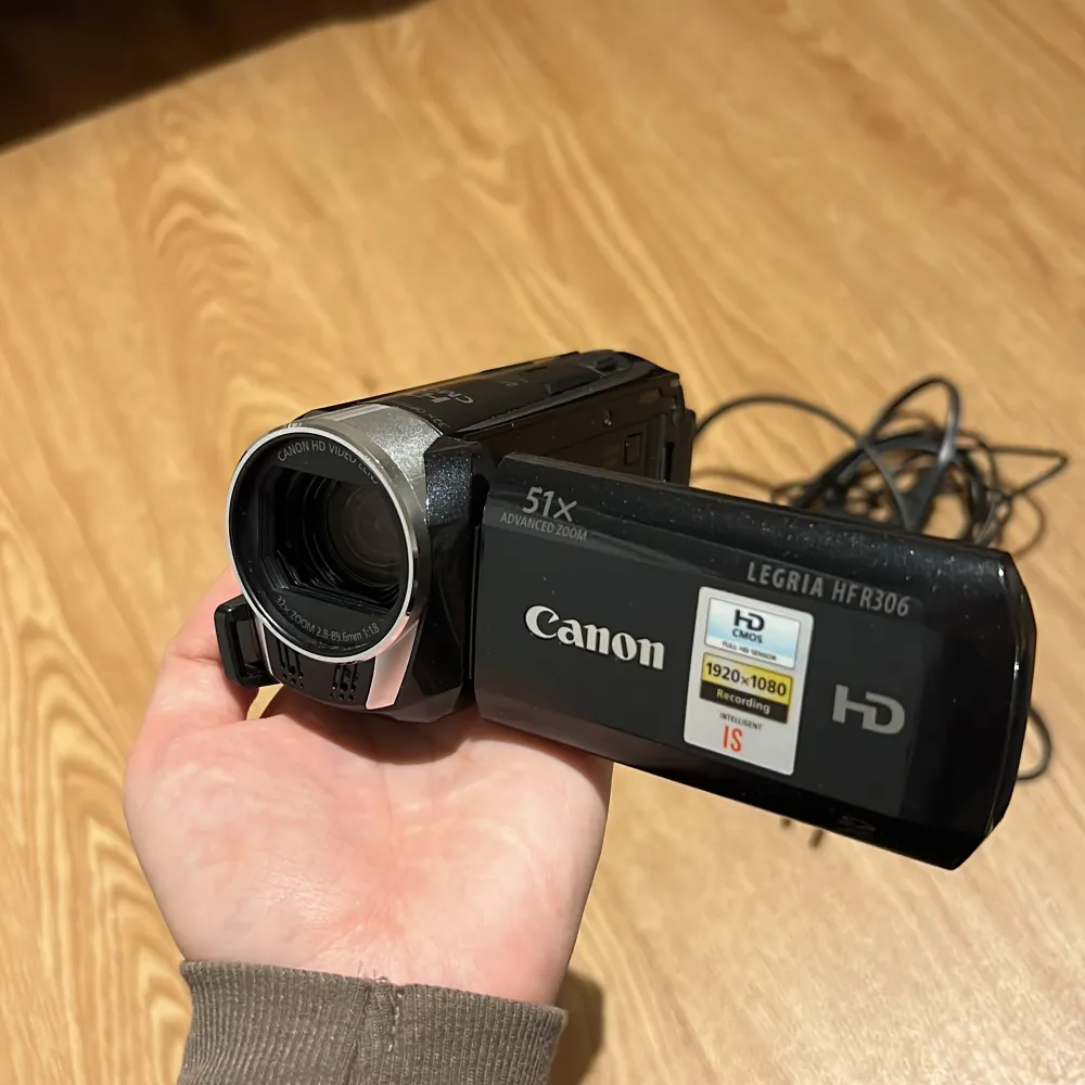 Canon HD coms video kamera. Funkar felfritt, 350kr + frakt. Accessoarer.