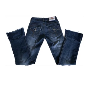Jeans - Ett par assnygga lågmidjade jeans med coola fickor som jag tyvärr inte använder så mycket längre.💞Storlek 158, men passar mig som är en storlek 34/xs. Inneberenslängd: 82cm Midjemått: 72cm 