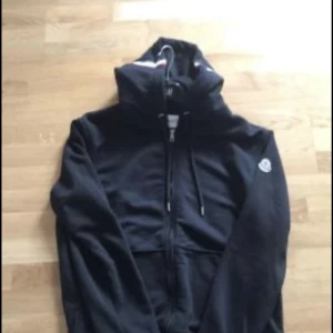 Moncler  - Fin moncler hoodie storlek medium 