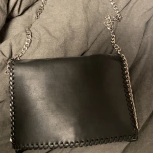 Väska  - Väska med silver detaljer 