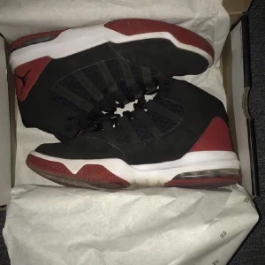 Jordan Max Aura - Haft dom ganska länge, köpta nya. Säljer pga att de blivit gör små Pris kan diskuteras vid snabb affär Köpare står för frakt