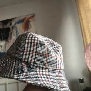 En superfin mönstrad buckethat köpt för 199kr på Carlings från märket 