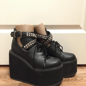 Demonias Ankle Boots  - Ett par demonias i storlek 40. Har använt de två gånger. De är i bra skick med bara några få skrap på sulan. Nypris ca 1300