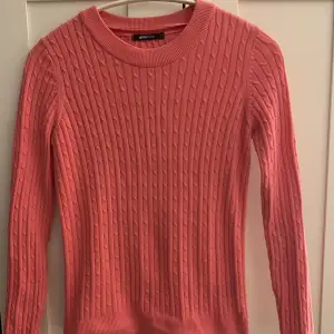 Ribbstickad tröja från Gina tricot.  Storlek Medium.  Endast använd få gånger.  Kan skickas om köparen står för frakten.  