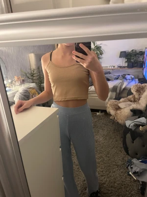 Topp - Beige topp, shein, använd fåtal gånger. Bra skick, smörerna vid axlarna går att justera. Köparen.