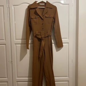 NA—KD jumpsuit  - Snygg och stilig jumpsuit från na-kd. Inprincip som ny i storlek 38 
