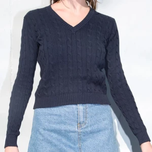 Brandy melville kabelstickad tröja! - Säljer nu min mörkblå kabelstickade tröja från brandy melville eftersom den inte kommer till användning. Den är lite nopprig men annars i fint skick, kontakta mig för bilder på min🥰 Nypris: 400kr💞