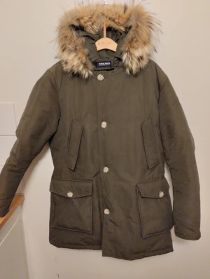 Woolrich arctic parka  - Knappt använd är som ny köptes för 7999 på ströms storlek Large det är den dyra pälsen med med.