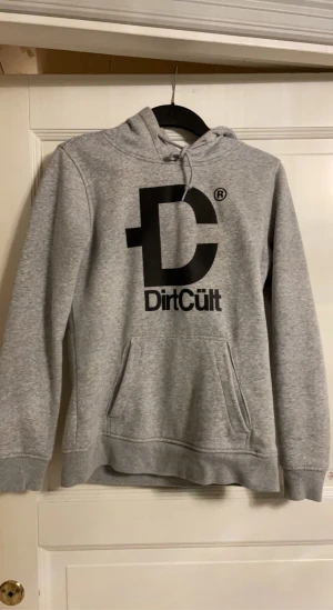 DirtCült tröja grå - Grå DurtCült tröja i storlek L men den är rätt liten i storleken. Inte använt mycket alls🤍
