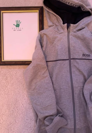 Hugo Boss zip hoodie (grå) - Säljer pga inte min stil längre😁. Topskick lätt 9/10. Nypris 1169kr