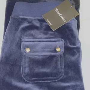 Juicy Couture byxor - Mörkblåa Juicy Couture byxor. Köpt för 1199kr. Inga hål, defekter eller fläckar. Skriv för mer information eller bilder 